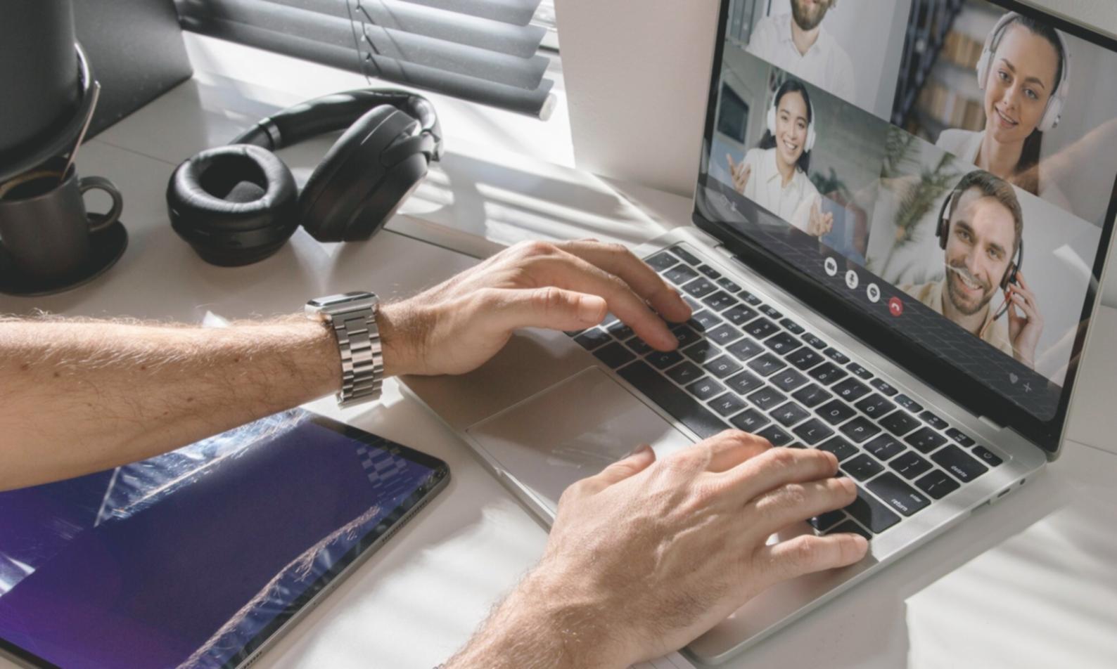 Professionelle Finanzberatung in modernem Büroambiente