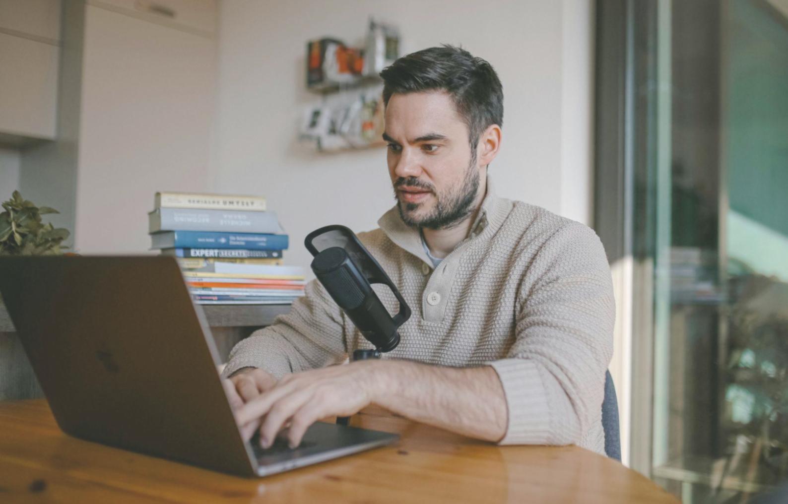 Gemeinsame Besprechung mit Partnern zur Optimierung von Finanzprozessen